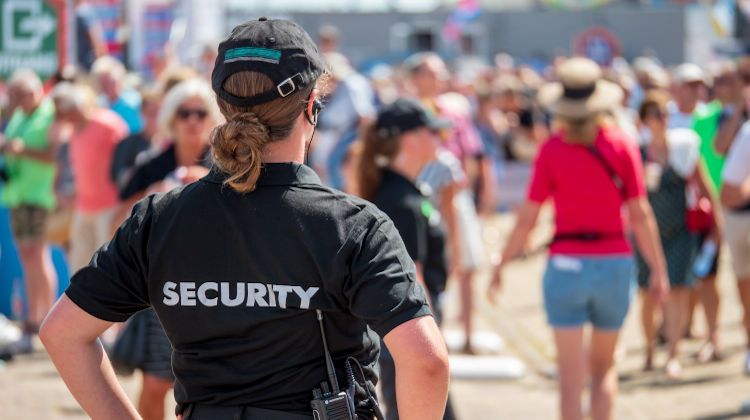 Security Guard Femaile Earpiece 750 420